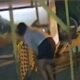Jepretan layar seorang perempuan yang belum diketahui identitasnya melahirkan bayi sambil berdiri di sebuah warung, di Kecamatan Medan Tuntungan, Senin (10/3/2025) kemarin. Usai melahirkan, bayi ditinggal begitu saja tanpa alas dan sehelai benang. (kedannews.com/Foto: Facebook Zona Kalakkaro).