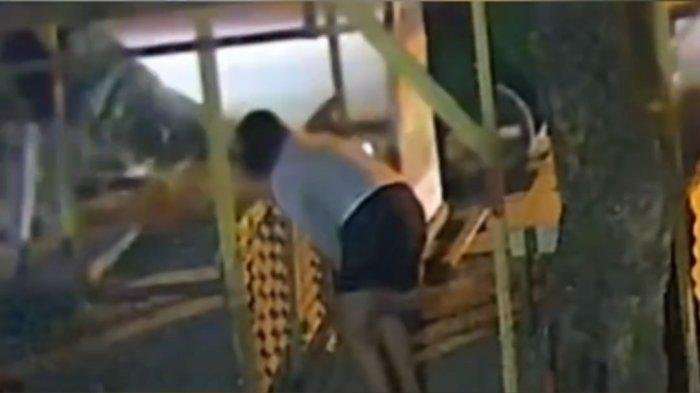 Jepretan layar seorang perempuan yang belum diketahui identitasnya melahirkan bayi sambil berdiri di sebuah warung, di Kecamatan Medan Tuntungan, Senin (10/3/2025) kemarin. Usai melahirkan, bayi ditinggal begitu saja tanpa alas dan sehelai benang. (kedannews.com/Foto: Facebook Zona Kalakkaro).