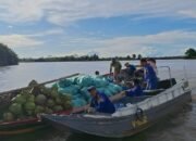 Aksi Mulia Polairud Sumsel! Bagi-Bagi Takjil di Perairan, Sentuhan Kasih Ramadan