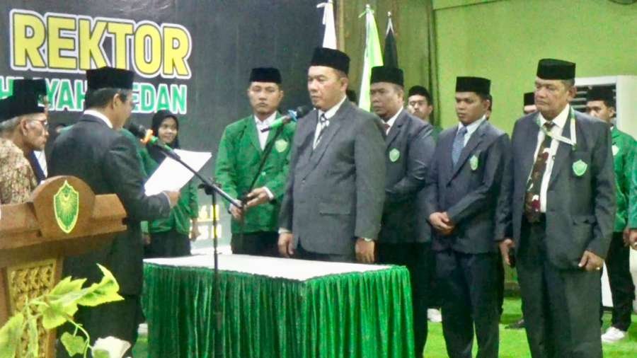 Sekretaris Jenderal PB Al Jam'iyatul Washliyah, Dr. Ir. H. Amran Arifin, MM, MBA, membacakan Surat Keputusan (SK) pengangkatan Prof. Dr. H. M. Jamil, MA, sebagai Rektor UNIVA Medan periode 2025-2029 di Convention Hall UNIVA, Medan, Selasa (18/3/2025). (Foto: ist/kedannews.com).