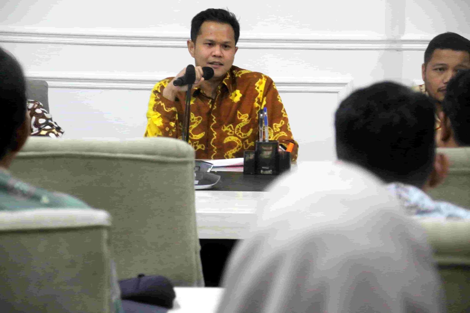 Wakil Bupati (Wabup) Sergai H. Adlin Tambunan saat memimpin sosialisasi kebijakan ini dalam pertemuan bersama aparat desa dan Kecamatan Teluk Mengkudu di Ruang Kerja Sekretaris Daerah (Sekdakab) Sergai, Kompleks Kantor Bupati, Sei Rampah, Kamis (13/3/2025).(kedannews.com/Foto: ist).