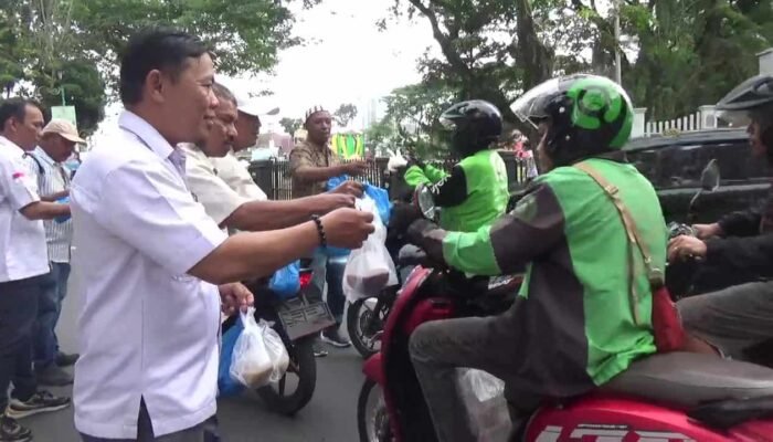 Jurnalis DPRD Medan dan YLMI Bagikan 400 Takjil, Kepedulian Ramadan yang Menginspirasi!