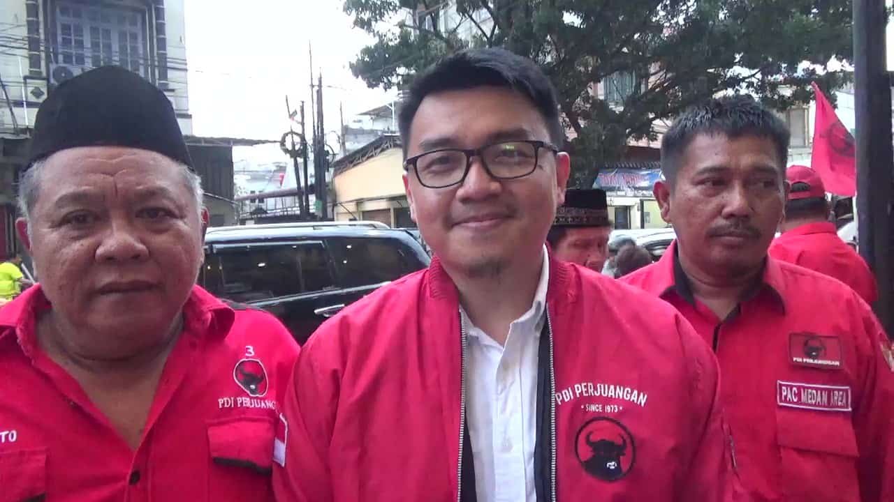 Ketua PAC PDI Perjuangan Medan Area, Bobby C. Halim, S.H., M.H., CPM, didampingi pengurus PAC PDI Perjuangan Medan Area saat memberikan keterangan kepada media terkait kegiatan pembagian takjil dan buka puasa bersama, Senin (24/3/2025). (Foto: Aris/kedannews.com).