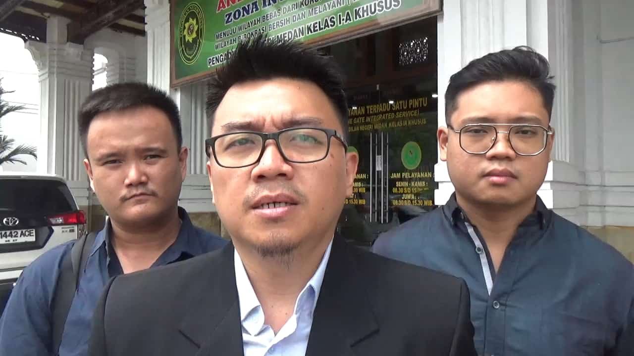 Kuasa hukum penggugat, Bobby C. Halim, S.H., M.H., CPM, serta tim hukumnya Darwis Chandra, S.H, Eryanto, S.H saat wawancara usai sidang di Pengadilan Negeri (PN) Medan pada Selasa (18/3/2025). Sidang ketiga ini berlangsung di Ruang Cakra 8 dengan agenda utama mediasi. (Foto: Aris/kedannews.com).