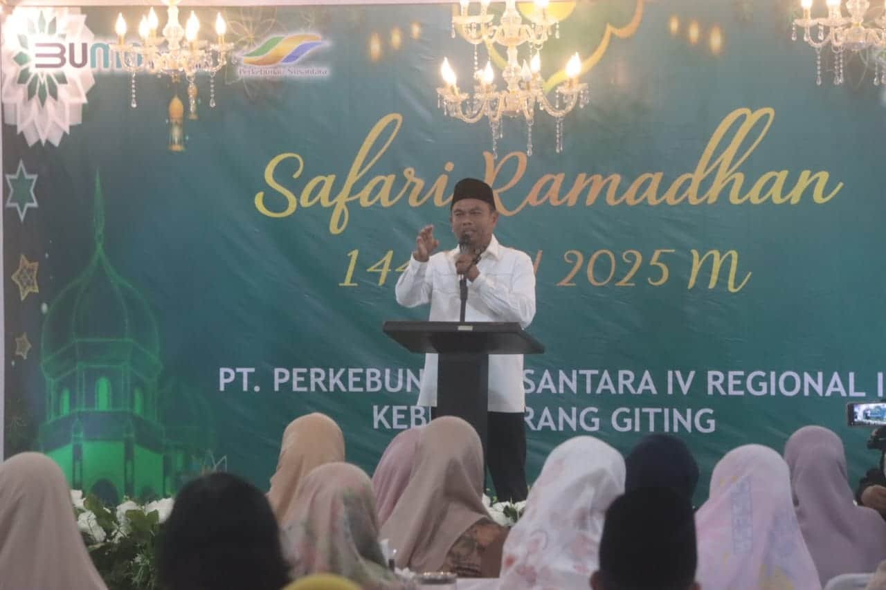 Bupati Serdang Bedagai (Sergai) H. Darma Wijaya saat menyampaikan sambutan dalam acara Safari Ramadan 1446 H di Kebun Sarang Giting, Kecamatan Dolok Masihul, Jumat (14/3/2025). Dalam pidatonya, ia menekankan pentingnya silaturahmi dan Ukhuwah Islamiyah serta mengenang masa kecilnya yang erat dengan lingkungan perkebunan. (foto: ist/kedannews.com).