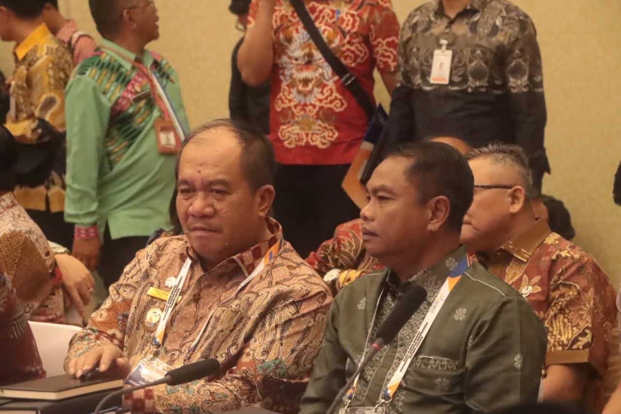 Bupati Serdang Bedagai, H. Darma Wijaya, menghadiri Rapat Umum Pemegang Saham Luar Biasa (RUPS LB) PT. Bank Sumut di Kantor Pusat Bank Sumut, Medan, Kamis (20/3/2025). Dalam rapat yang dipimpin Gubernur Sumatera Utara itu, Darma Wijaya menekankan pentingnya inovasi dan sinergi antara Bank Sumut dengan pemerintah daerah untuk mendorong pertumbuhan ekonomi. (Foto; ist/kedannews.com).
