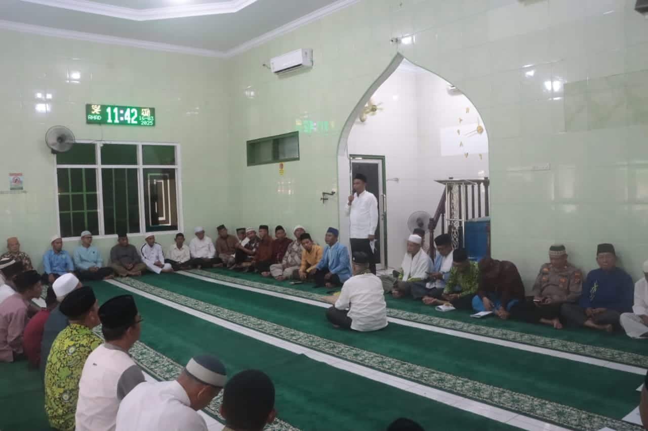 Bupati Serdang Bedagai (Sergai) H. Darma Wijaya menyampaikan sambutan dalam acara Zikir Akbar dan Salat Tasbih yang diselenggarakan oleh BKPRMI Sergai di Masjid Al-Ikhlas, Desa Martebing, Kecamatan Dolok Masihul, Minggu (16/3/2025). Dalam kesempatan tersebut, ia mengapresiasi peran BKPRMI dalam mensyiarkan ajaran Islam serta mengajak pemuda untuk aktif dalam kegiatan keagamaan. (Foto: ist/kedannews.com).