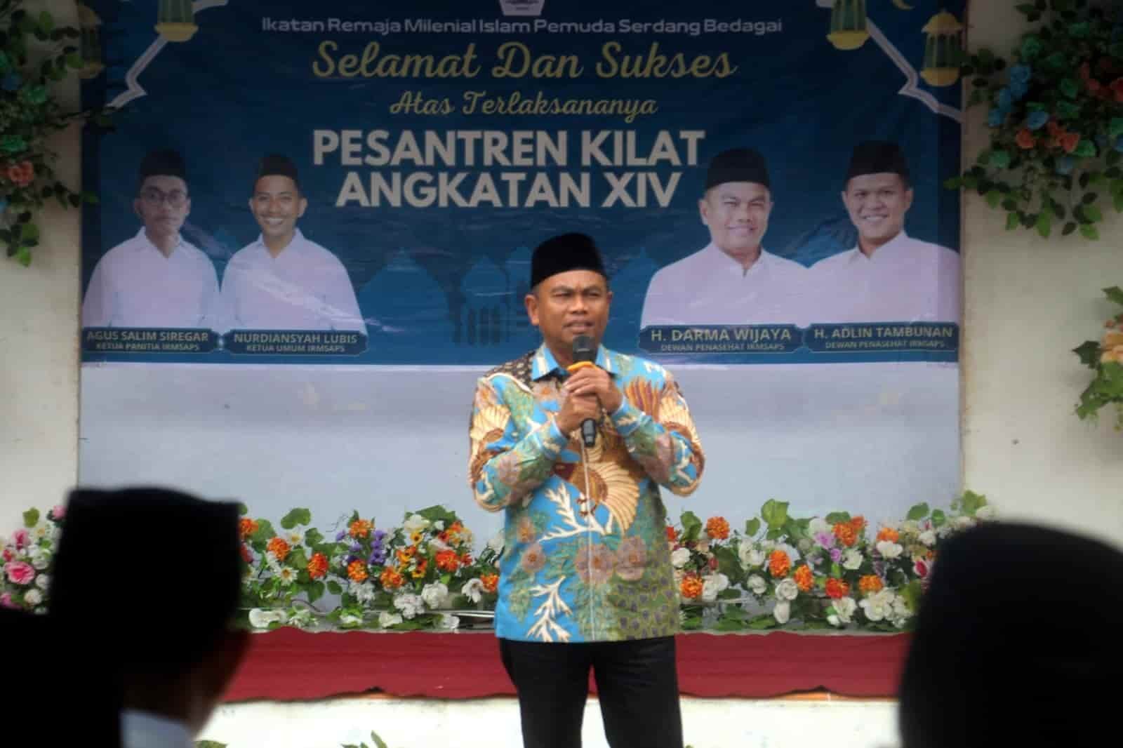 Bupati Serdang Bedagai (Sergai) H. Darma Wijaya menyampaikan sambutan saat membuka Pesantren Kilat Angkatan XIV Ikatan Remaja Milenial Islam Pemuda Serdang Bedagai (IRMSAPS) di halaman SMP Negeri 1 Teluk Mengkudu, Jumat (14/3/2025). Dalam pidatonya, ia menekankan pentingnya menjadikan Ramadan sebagai momentum memperkuat nilai-nilai Islam dan membangun akhlak generasi muda. (Foto: ist/kedannews.com).