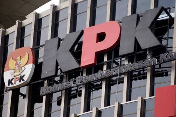 Gedung KPK di Jakarta – Komisi Pemberantasan Korupsi (KPK) menggelar Operasi Tangkap Tangan (OTT) di Kabupaten Ogan Komering Ulu (OKU), Sumatera Selatan, pada Sabtu, 15 Maret 2025. Delapan orang, termasuk tiga anggota DPRD dan seorang pejabat daerah, diamankan dalam operasi ini. (Foto: ist/kedannews.com)
