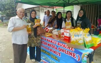 Ketua DPW IMO Indonesia Sumut, HA Nuar Erde, menyerahkan sembako hasil wakaf dari tokoh masyarakat kepada warga yang membutuhkan dalam kegiatan Pasar Murah di Jalan Tuamang, Medan Perjuangan, pada Kamis (20/03/2025). (Foto: ist/kedannews.com)