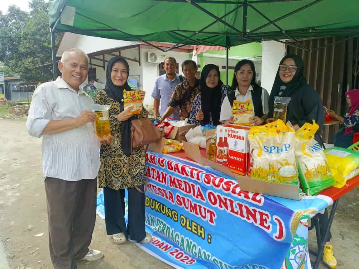 Ketua DPW IMO Indonesia Sumut, HA Nuar Erde, menyerahkan sembako hasil wakaf dari tokoh masyarakat kepada warga yang membutuhkan dalam kegiatan Pasar Murah di Jalan Tuamang, Medan Perjuangan, pada Kamis (20/03/2025). (Foto: ist/kedannews.com)