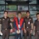 Tersangka RSR mengenakan rompi tahanan dan borgol saat digiring oleh petugas Kejaksaan Negeri (Kejari) Belawan menuju mobil tahanan, Senin (17/03/2025). RSR resmi ditahan terkait dugaan tindak pidana korupsi dalam proyek pembangunan Gedung KDP Balai Keselamatan dan Kesehatan Kerja (K3) Medan Tahun Anggaran 2022 yang merugikan negara Rp 234.981.554. (Foto: ist./kedannews.com)