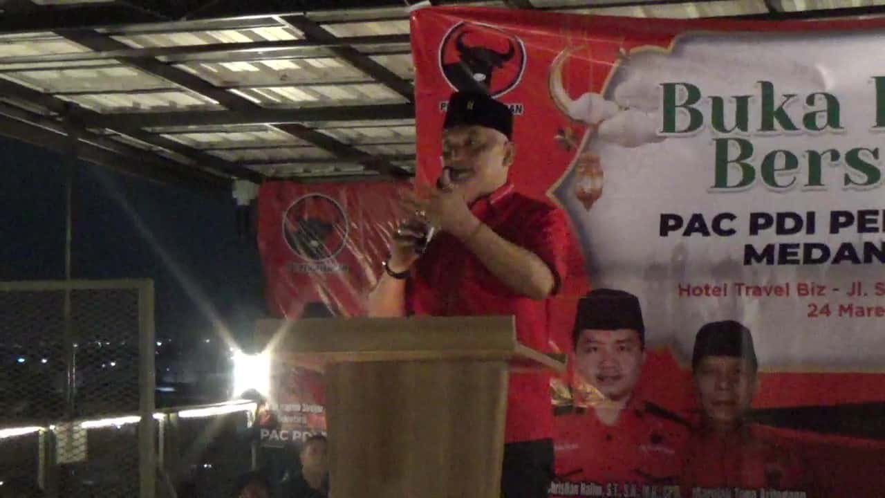 Sekretaris PDI Perjuangan Kota Medan, Robi Barus, menyampaikan sambutan dalam acara buka puasa bersama di Medan, Senin (24/3/2025). (Foto: Aris/kedannews.com).