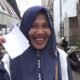 Sulia, warga Marelan, menunjukkan bingkisan dan amplop yang diterimanya usai menghadiri Sosperda Roma Uli Silalahi. Ia mengaku senang mendapatkan informasi seputar perumahan kumuh serta menerima bingkisan berupa botol sirup dan amplop berisi uang, Minggu, 23 Maret 2025, Zeze Futsal, Jalan Marelan Raya, Gang Sepakat, Kelurahan Rengas Pulau, Kecamatan Medan Marelan, Kota Medan (Foto: Dok. kedannews.com).