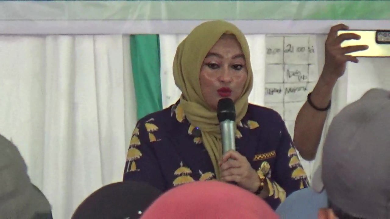 Anggota DPRD Medan dari Fraksi PKB, Roma Uli Silalahi, menyampaikan materi dalam Sosialisasi Peraturan Daerah (Sosperda) Nomor 4 Tahun 2019 tentang Pencegahan dan Peningkatan Kualitas Perumahan Kumuh dan Permukiman Kumuh di Zeze Futsal, Jalan Marelan Raya, Kota Medan, Minggu (23/03/2025). Acara ini dihadiri oleh perwakilan pemerintah Kecamatan Medan Marelan serta sekitar 150 warga. (Foto: Dok. kedannews.com).
