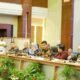 Gubernur Sumatera Utara, Muhammad Bobby Afif Nasution, memimpin Rapat Umum Pemegang Saham (RUPS) Tahunan Tahun Buku 2024 PT Bank Sumut di Medan, Rabu (20/3/2025). RUPS menyetujui pembagian dividen sebesar 85% dari laba bersih serta berbagai keputusan strategis lainnya. (Foto: Ist./kedannews.com).
