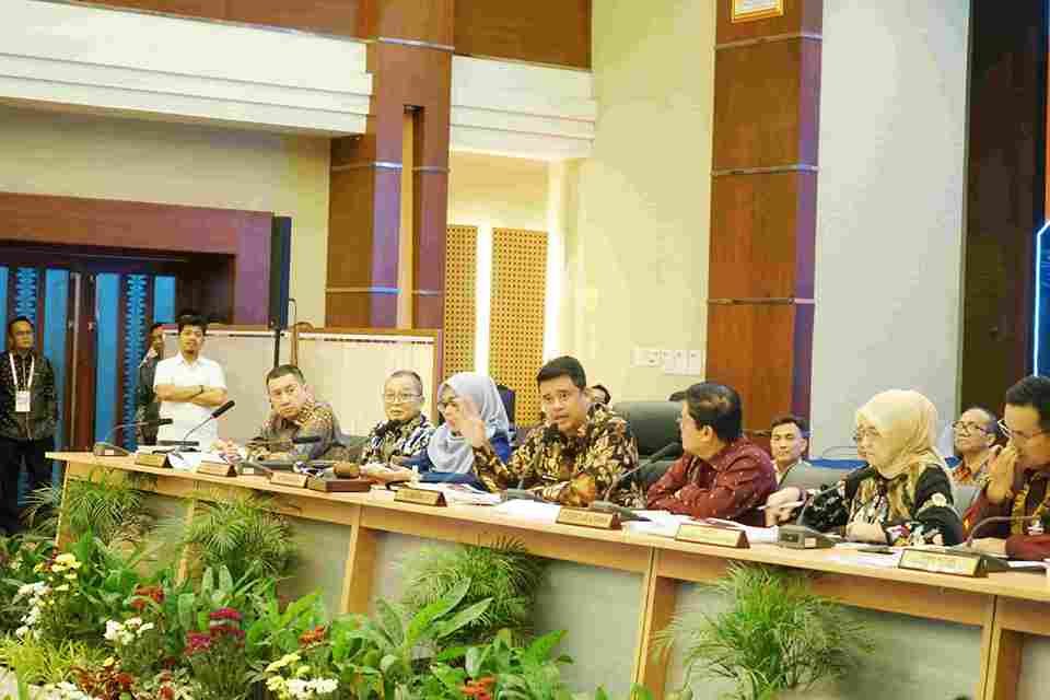 Gubernur Sumatera Utara, Muhammad Bobby Afif Nasution, memimpin Rapat Umum Pemegang Saham (RUPS) Tahunan Tahun Buku 2024 PT Bank Sumut di Medan, Rabu (20/3/2025). RUPS menyetujui pembagian dividen sebesar 85% dari laba bersih serta berbagai keputusan strategis lainnya. (Foto: Ist./kedannews.com).