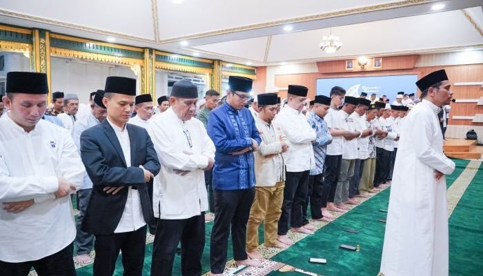 Rico Waas Ajak Warga Medan Satukan Frekuensi: Tarawih Berjamaah Penuh Hikmah di Pendopo Wali Kota