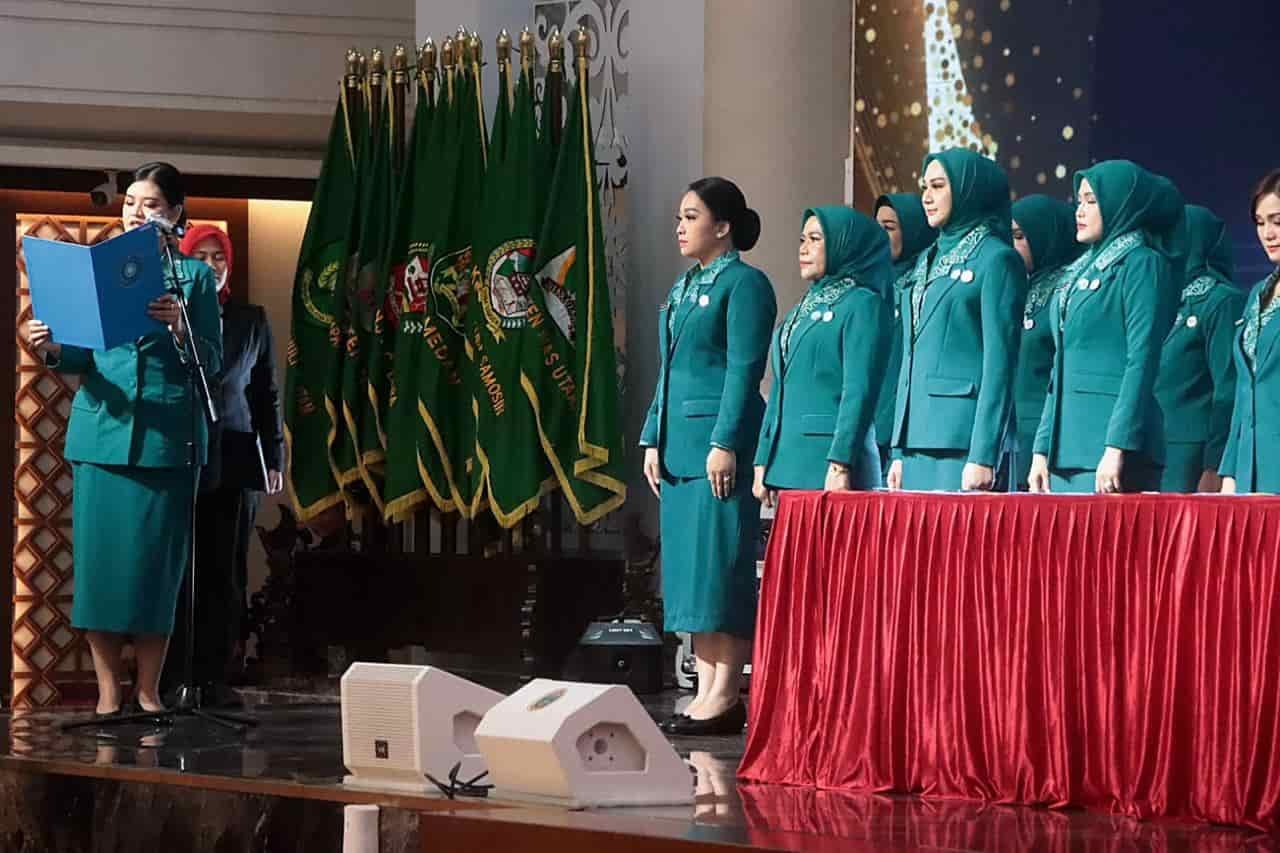 Saat Ketua Tim Penggerak Pemberdayaan dan Kesejahteraan Keluarga (TP-PKK) Kabupaten Serdang Bedagai (Sergai), Ny. Hj. Rosmaida Saragih Darma Wijaya, resmi dilantik oleh Ketua TP-PKK Sumatera Utara, Ny. Kahiyang Ayu Bobby Nasution. Pelantikan ini berlangsung di Aula Raja Inal Siregar, Kantor Gubernur Sumatera Utara (Sumut), Medan, pada Kamis (13/3/2025), (Foto: ist/kedannews.com).