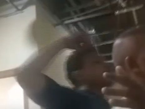 Suasana saat kericuhan terjadi di Gedung DPRD Kota Medan pada Selasa (18/3/2025). Dua anggota dewan, David Roni Ganda Sinaga dari PDI Perjuangan dan Dody Simangunsong dari Partai Demokrat, terlibat perkelahian sengit di kamar mandi lantai 3. (Foto: ist/kedannews.com).