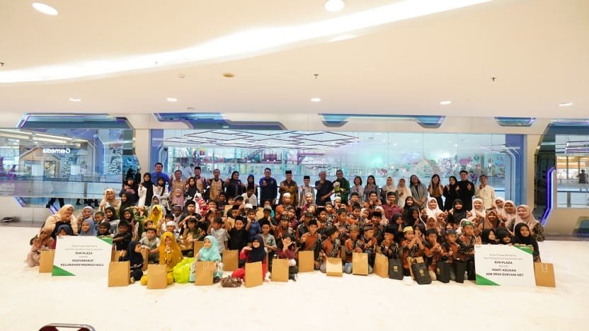Ketua Baznas Kota Medan, H. Muhammad Nursyam, S.Pd.I., bersama jajaran Manajemen Sun Plaza serta 150 anak yatim dhuafa berfoto bersama usai acara buka puasa bersama di Sun Plaza Medan, Selasa (18/3/2025). Acara ini merupakan bagian dari program Ramadhan Berkah - Ifthar dan CSR Ramadhan 1446 H yang bertujuan untuk berbagi kebahagiaan di bulan suci. (Foto: ist/kedannews.com).