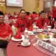 Ketua DPRD Medan, Drs. Wong Chun Sen, duduk bersama para kader PDI Perjuangan dalam acara buka puasa bersama yang digelar DPD PDIP Sumut di Grand Mercure Hotel, Medan, Sabtu (15/03/2025). Acara ini menjadi ajang silaturahmi dan penguatan sinergi antar kader hingga ke akar rumput. (Foto: ist/kedannews.com).