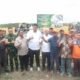 Gubernur Sumatera Utara H. Bobby Nasution bersama Bupati Serdang Bedagai H. Darma Wijaya turun langsung ke sawah memanen padi bersama petani di Dusun I, Desa Paya Mabar, Kecamatan Tebing Tinggi, Kabupaten Sergai, dalam rangka Panen Raya Serentak Nasional, Senin (7/4/2025). (Foto: Ist/kedannews.com).