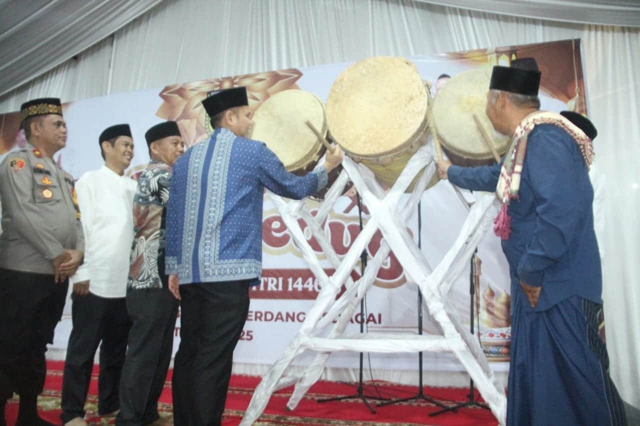Bupati Sergai H. Darma Wijaya dan Wakil Bupati H. Adlin Tambunan secara resmi membuka Lomba Gema Takbir dan Tabuh Bedug Idulfitri 1446 H di halaman Masjid Agung Sei Rampah, Minggu (30/3/2025). (Foto: ist/kedannews.com).
