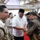 Gubernur Sumatera Utara (Sumut) Bobby Afif Nasution didampingi Ketua TP PKK Sumut Kahiyang Ayu menyambut kedatangan para Bupati dan Walikota se-Sumut pada acara Halalbihalal Hari Raya Idulfitri 1446 H di Aula Tengku Rizal Nurdin Rumah Dinas Gubernur Sumut, Jalan Sudirman 41, Medan, Selasa (1/4/2024). (Foto: ist/kedannews.com)