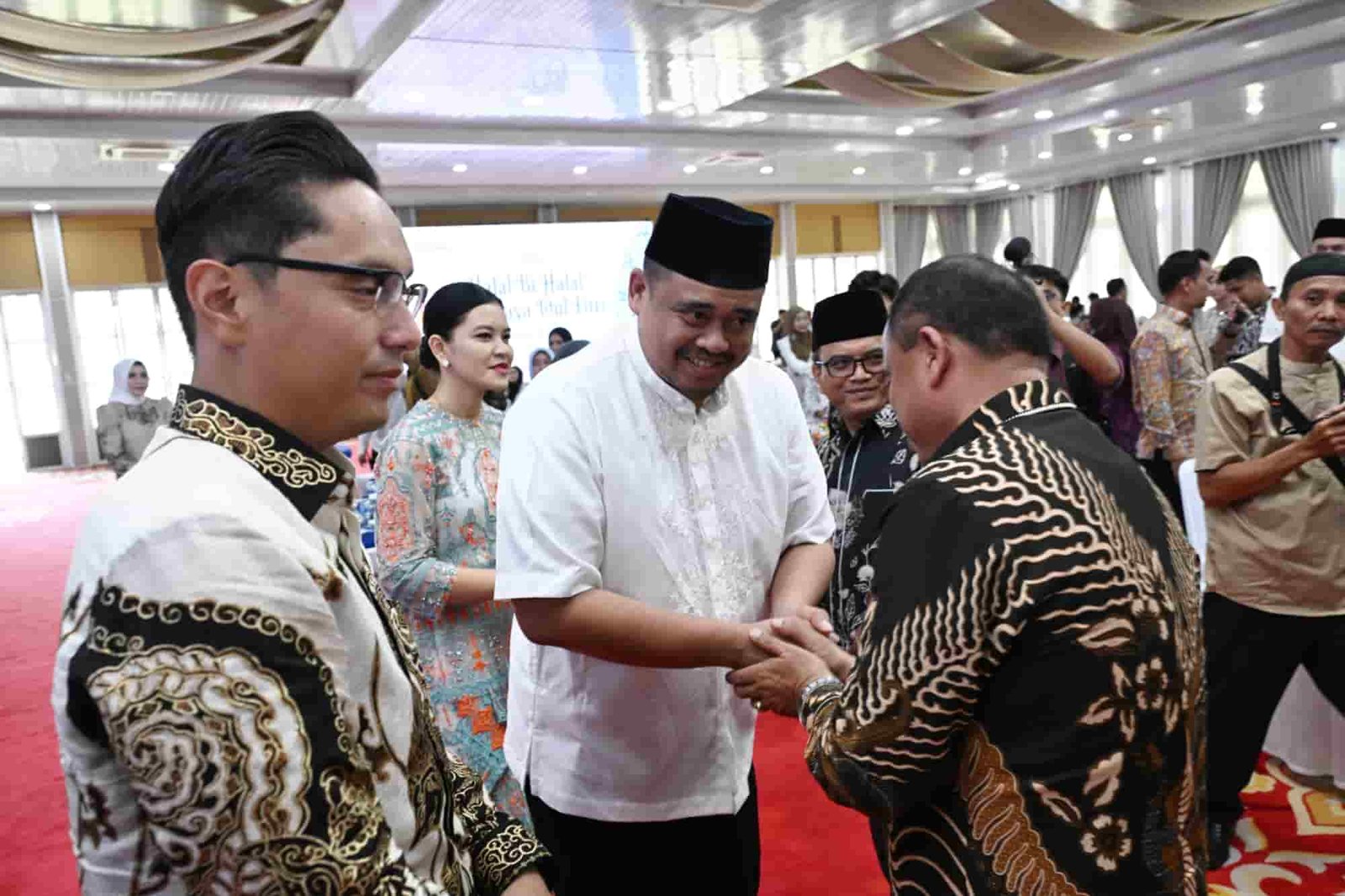 Gubernur Sumatera Utara (Sumut) Bobby Afif Nasution didampingi Ketua TP PKK Sumut Kahiyang Ayu menyambut kedatangan para Bupati dan Walikota se-Sumut pada acara Halalbihalal Hari Raya Idulfitri 1446 H di Aula Tengku Rizal Nurdin Rumah Dinas Gubernur Sumut, Jalan Sudirman 41, Medan, Selasa (1/4/2024). (Foto: ist/kedannews.com)