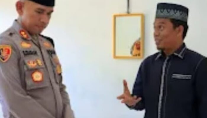 Kapolres Baru Silaturahmi ke Ustadz Zakaria, Singgung Genk Motor dan Serahkan Sembako