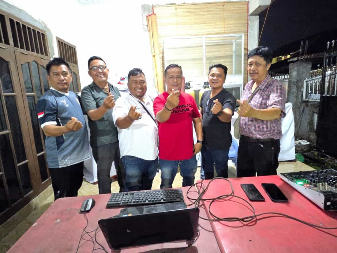 Sejumlah wartawan selaku yang tergabung dalam Koordinator Wartawan DPRD Medan berkumpul dalam suasana hangat dan penuh keakraban di kediaman Aris Harianto Sinurat, Rabu malam (09/04/25). (Foto: ist./kedannews.com).