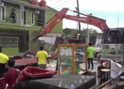 Komplek Veteran Dieksekusi Ricuh! Warga Lawan Alat Berat, Klaim Lahan Warisan Pejuang