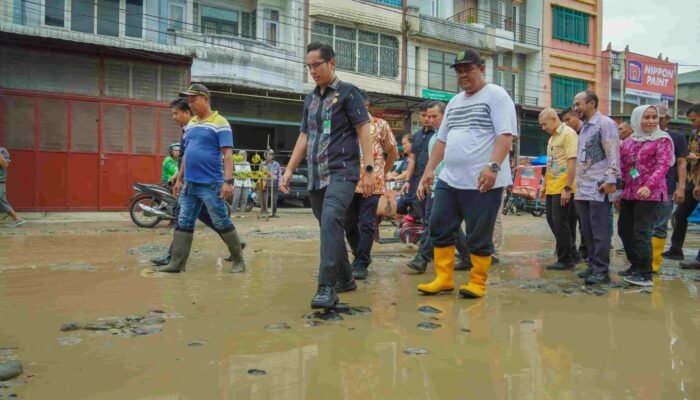 Rico Waas Tindak Lanjuti Keluhan Warga, Segera Perbaiki Jalan Rusak Berat di Sunggal!