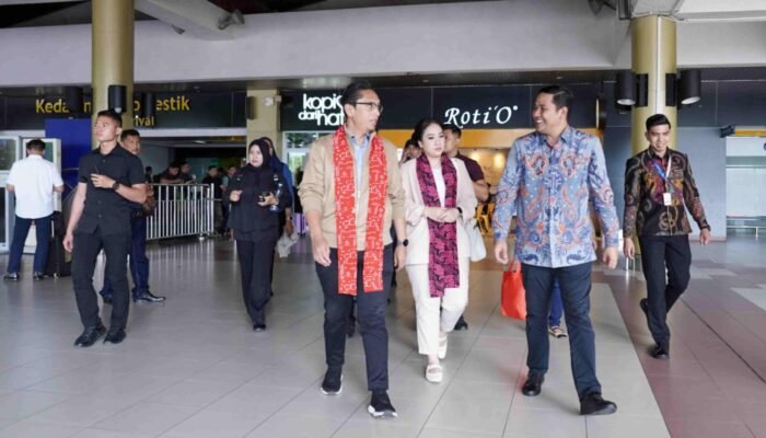 Rico Waas Tiba di Padang, Disambut Selempang Adat Jelang Muskomwil I APEKSI 2025 di Bukittinggi!