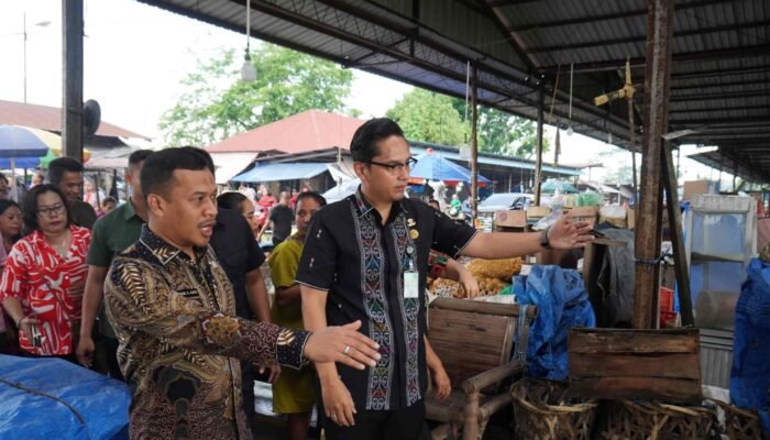 Wali Kota Medan Rico Waas Tinjau Langsung Tanah Amblas di Pasar Induk Lau Cih, Janji Segera Diperbaiki!