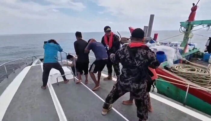 Aksi Kejar-Kejaran! Kapal Malaysia Curi Ikan di Selat Malaka, 5 ABK Myanmar Ditangkap