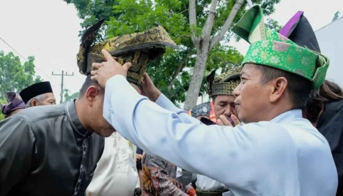 Tanjak untuk Wabup! Momen Bersejarah di Musda GAMI Sergai Penuh Makna Budaya Melayu