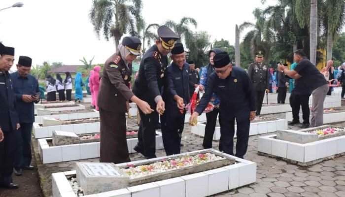 Kapolres Mura Tabur Bunga di TMP Bukit Sulap, Ajak Generasi Muda Teladani Semangat Pahlawan