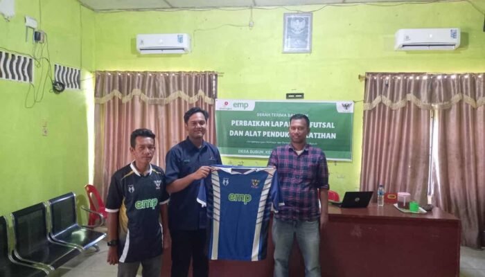 EMP Gebang Perbaiki Lapangan Futsal dan Bantu Peralatan Latihan Pemuda Langkat