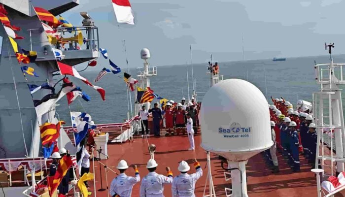 SKK Migas Sumbagsel Gelar Upacara HUT ke-80 RI di Tengah Laut, Pimpinannya Jadi Sorotan