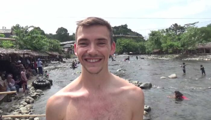 Turis Asal Prancis: Bukit Lawang Seperti Mimpi, Kami Tidur di Hutan dan Bertemu Monyet Thomas