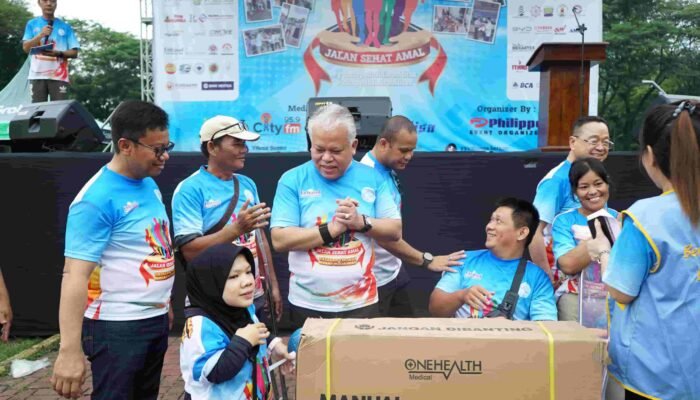 Kajati Sumut Hadiri Jalan Santai dan Santuni Disabilitas Bersama Yayasan Thongs di Medan  Subjudul: