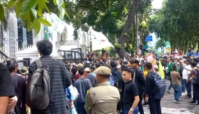 Kericuhan Aksi Mahasiswa dan Warga di DPRD Sumut, Massa Desak Dialog Soal Sengketa Lahan
