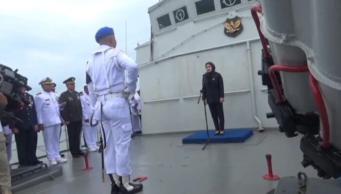 Upacara Tabur Bunga di Laut Belawan Peringati Hari Pahlawan, Laksamana Muda Deny Septiana Ajak Generasi Muda Tak Lupakan Sejarah