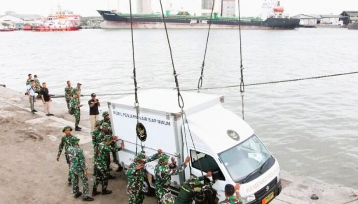Dari Pelabuhan Belawan, TNI AD Salurkan Alat Berat dan Logistik ke Wilayah Terdampak Bencana