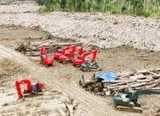 TNI Turunkan Puluhan Alat Berat Bersihkan Tumpukan Kayu Sisa Banjir Bandang Aceh Utara