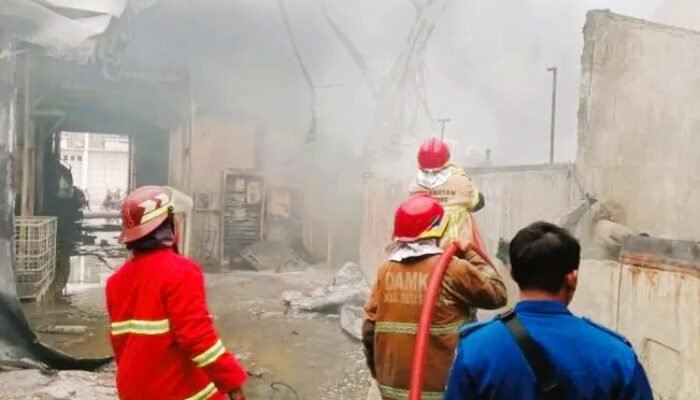 Api Mengamuk di Sunggal, Gudang Getah Pinus Terbakar Hebat