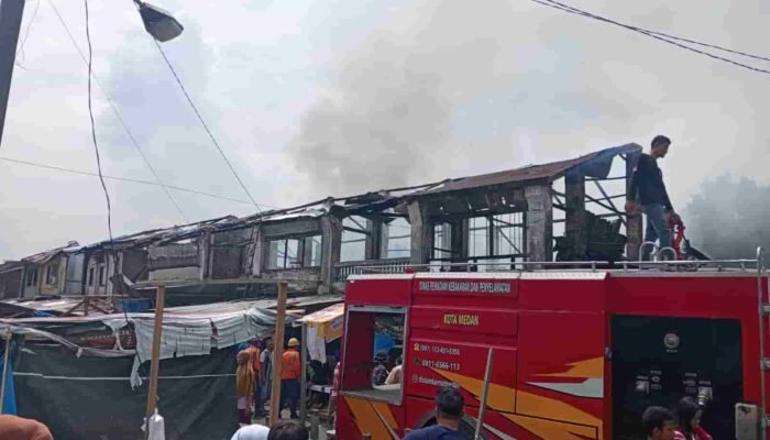 Kebakaran Hebat Hanguskan 13 Ruko di Pajak Pekong Labuhan, Aktivitas Pasar Lumpuh Jelang Ramadan