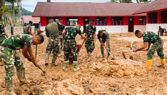 TNI Gencarkan Pembersihan SDN di Tapteng untuk Percepat Aktivitas Belajar